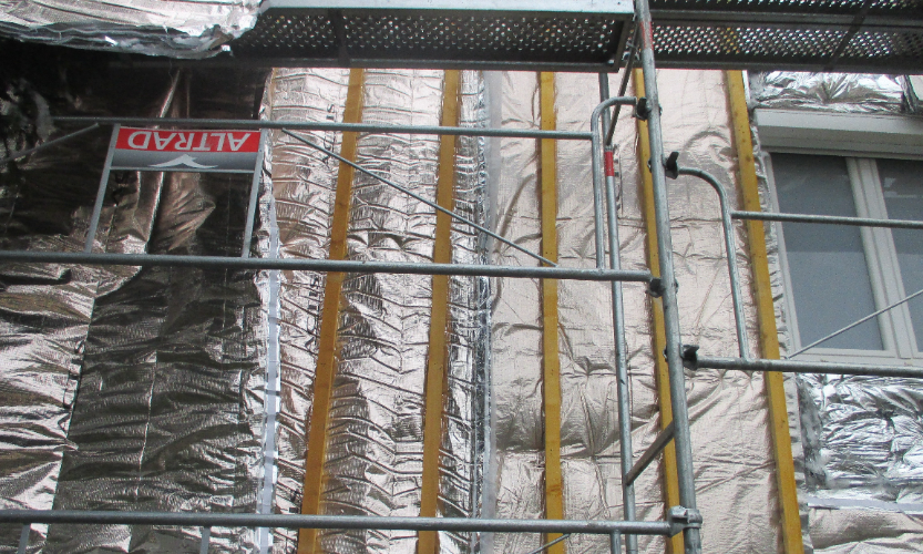 pose d'un isolant sur un mur extérieur de maison