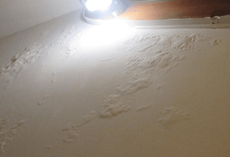 Boursouflures de salpêtre qui fait cloquer le mur