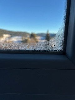 Fenêtre avec de la condensation