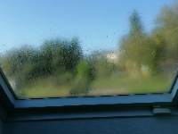 Fenêtre de toit de type velux avec de la condensation